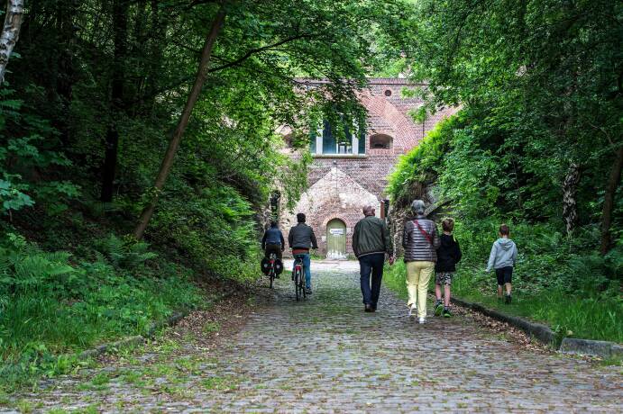 Een gezin wandelt samen in het fort