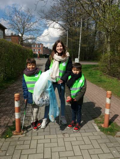 Een meisje en twee jongens zijn aan het plandelen