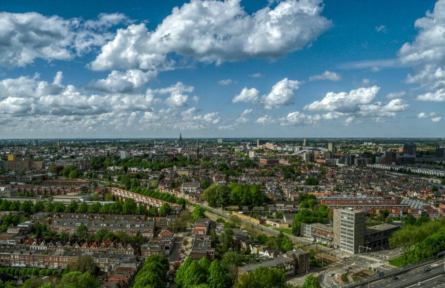 Beeld van de stad groningen vanuit de lucht genomen