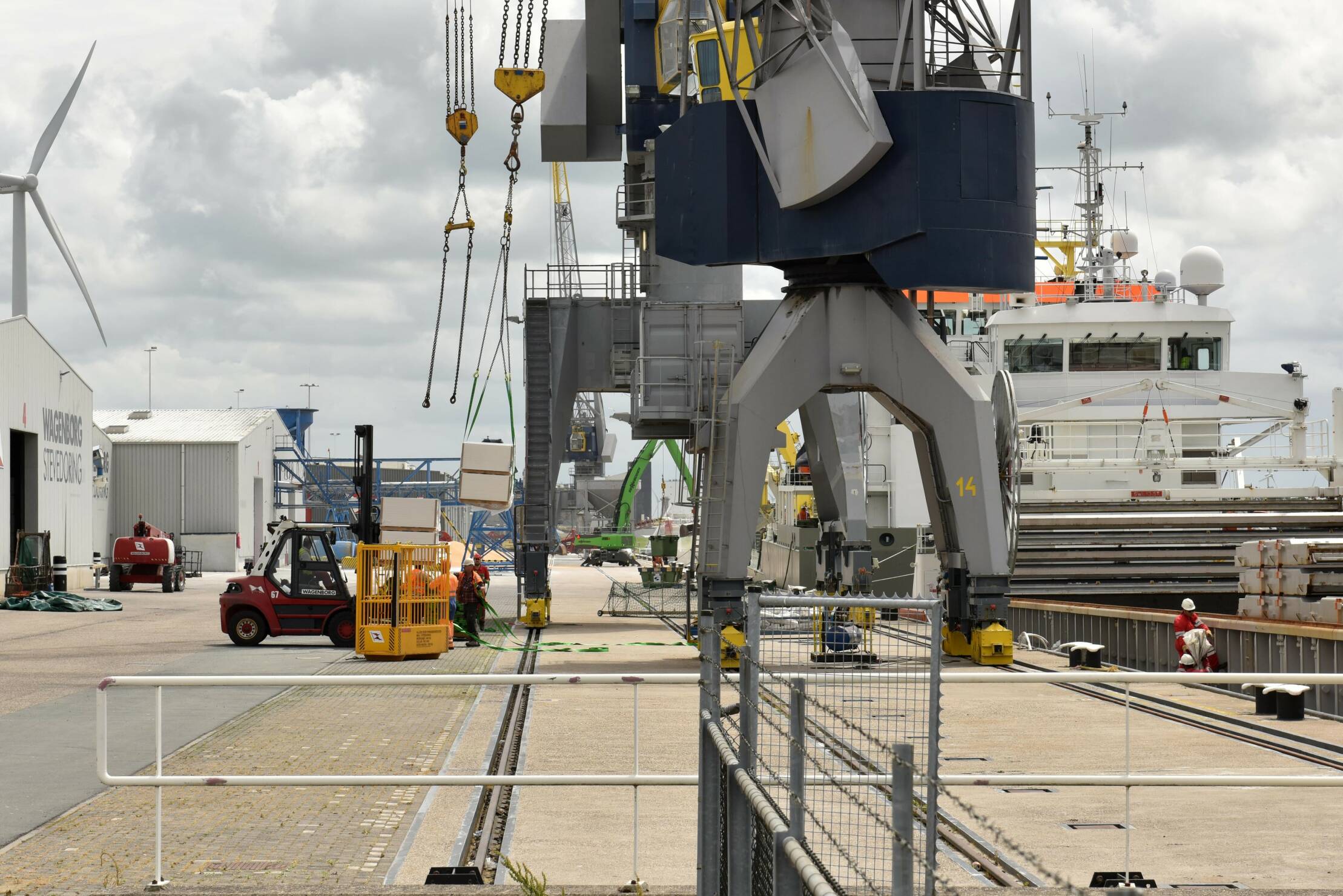 Foto van een vrachtschip aan de havenkant