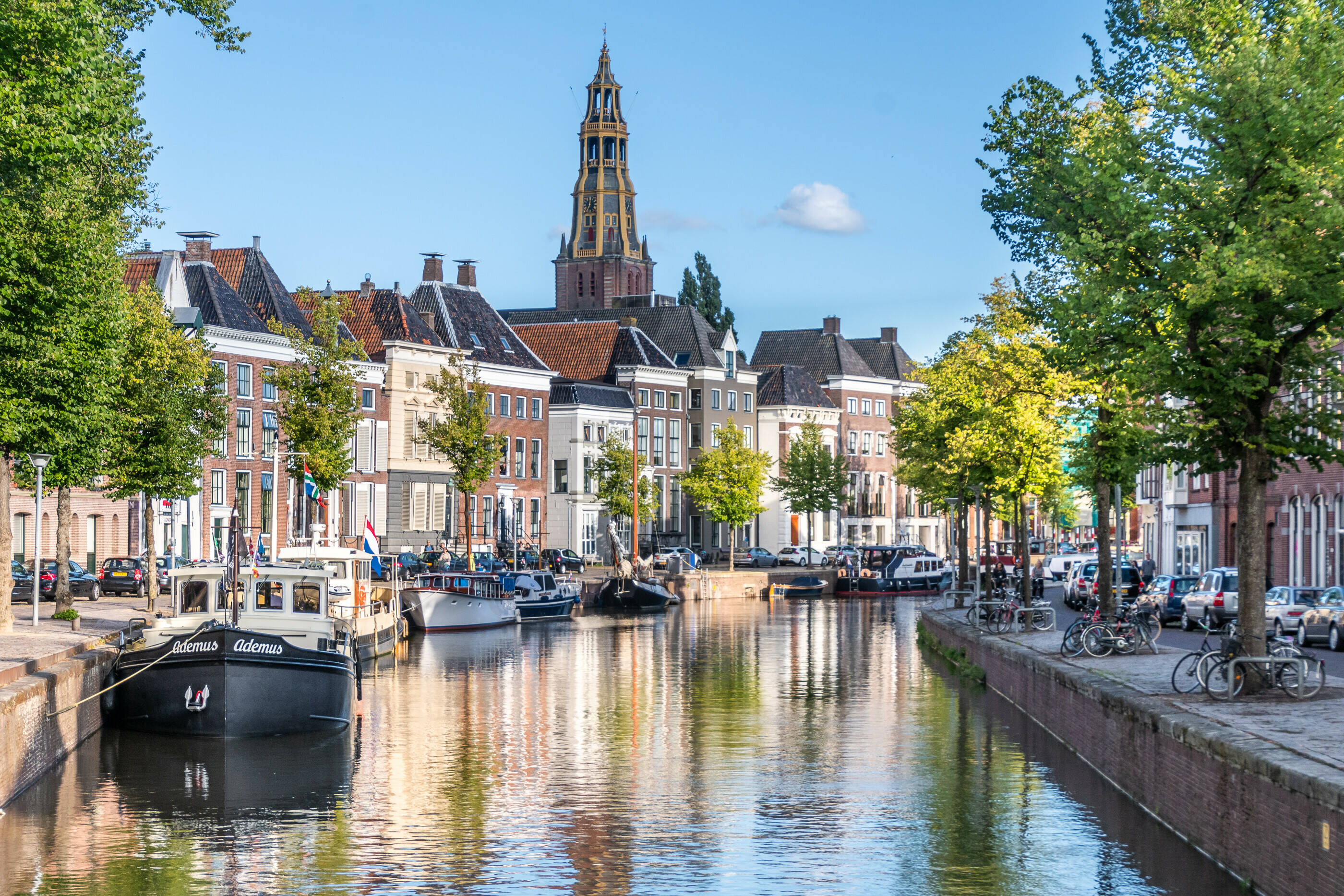 Beeld van een gracht die door groningen loopt met op de achtergrond een kerktoren