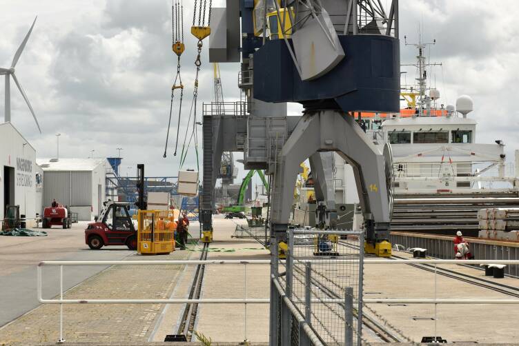 Foto van een vrachtschip aan de havenkant