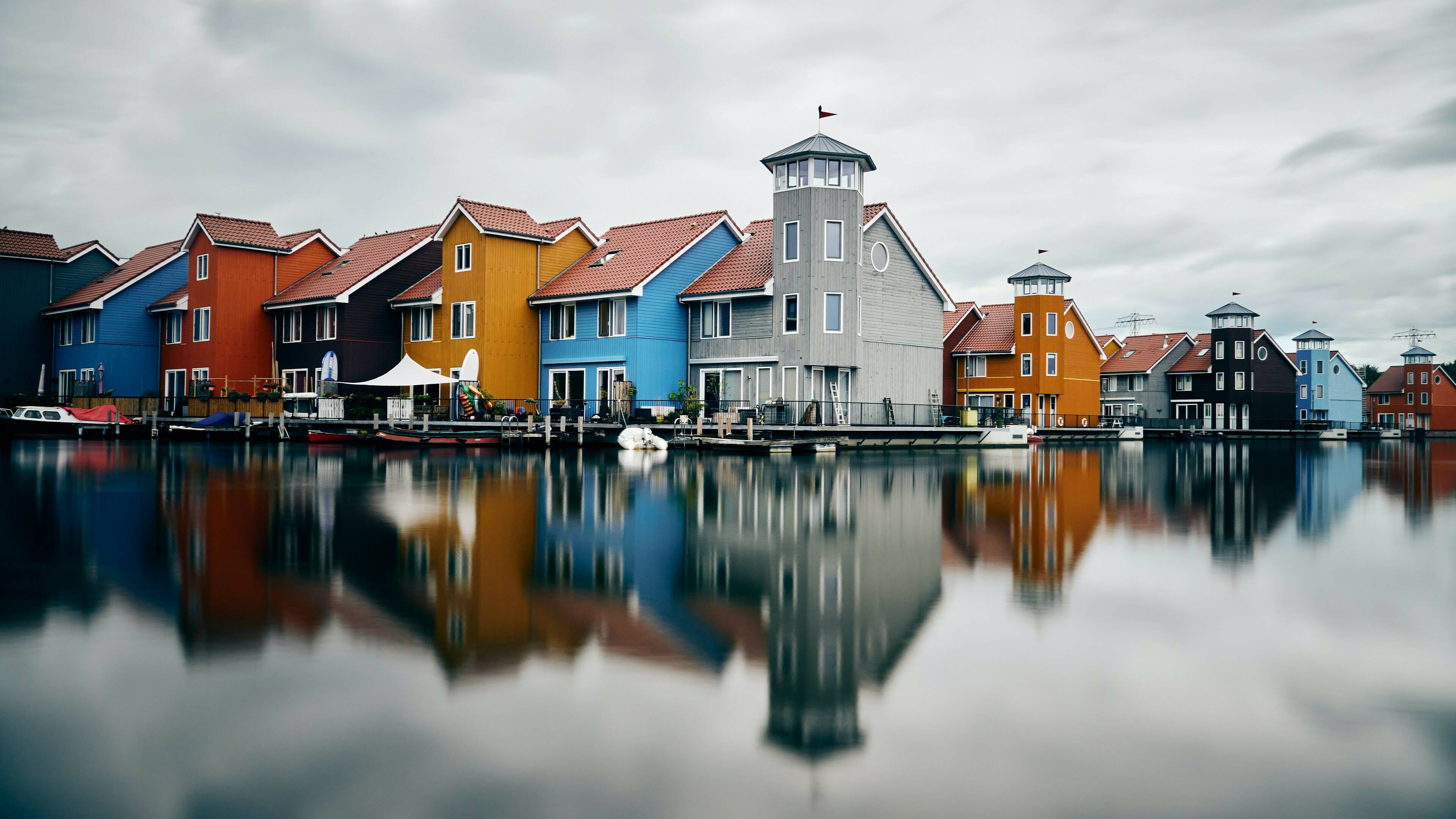 Foto van huisjes langs het water in Groningen
