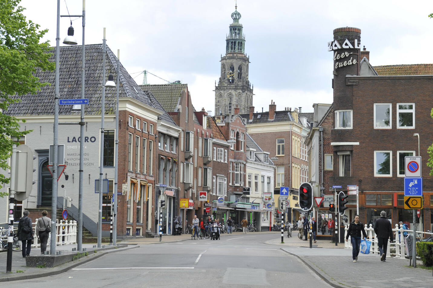 Foto van een straat in Groningen met op de achtergrond de punt van de kerk