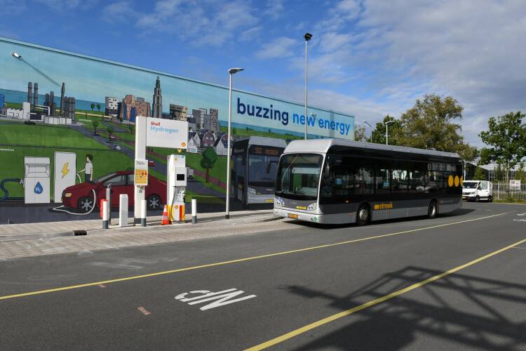 Beeld van stadbus op weg naar tankstation voor waterstof