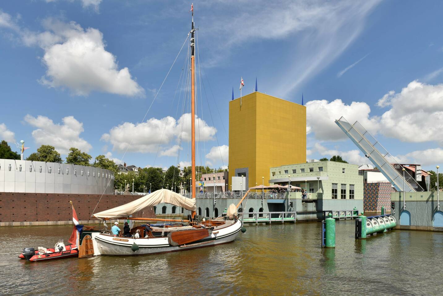 Beeld van een oud zeilschip wat onder de brug door vaart