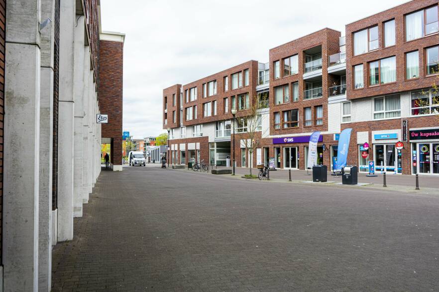 Foto van een nieuwbouw wijk met winkels op de begane grond