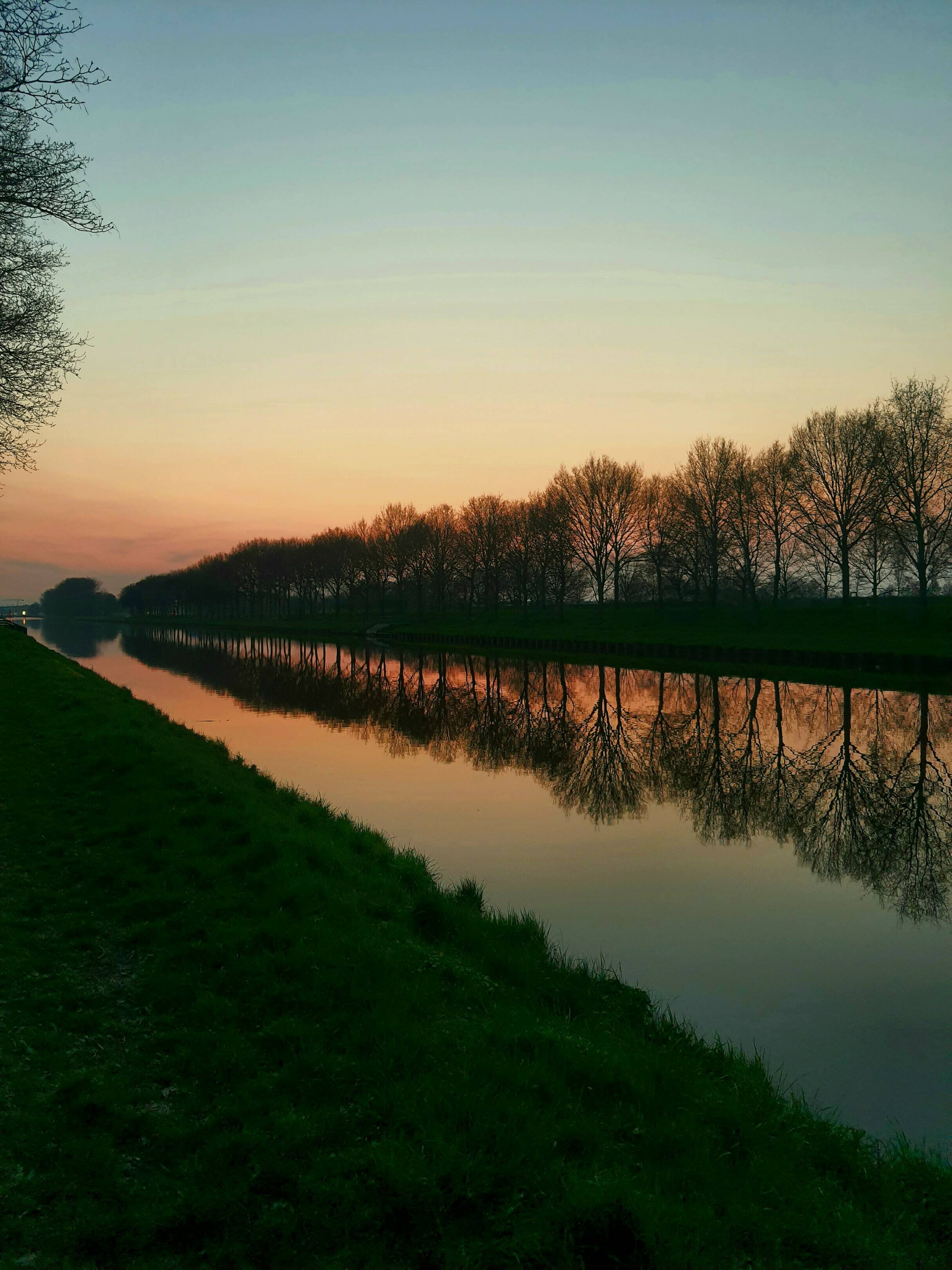 Beeld van een rivier in de ondergaande zon