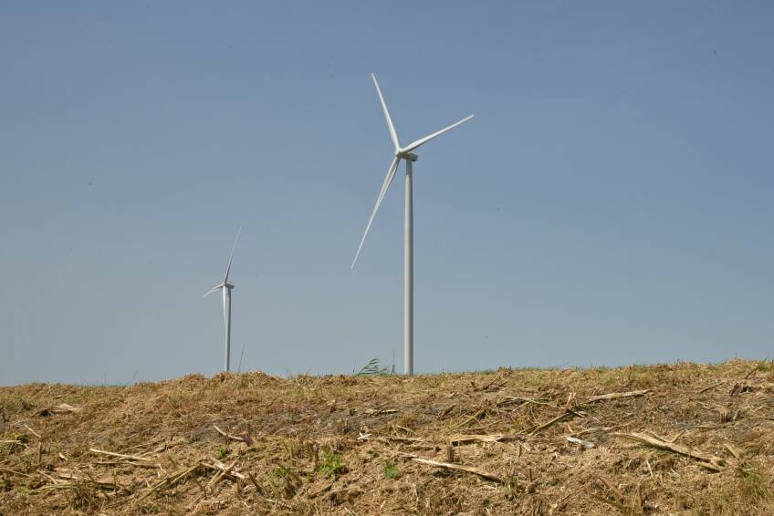 Beeld van windmolens in natuurlandschap
