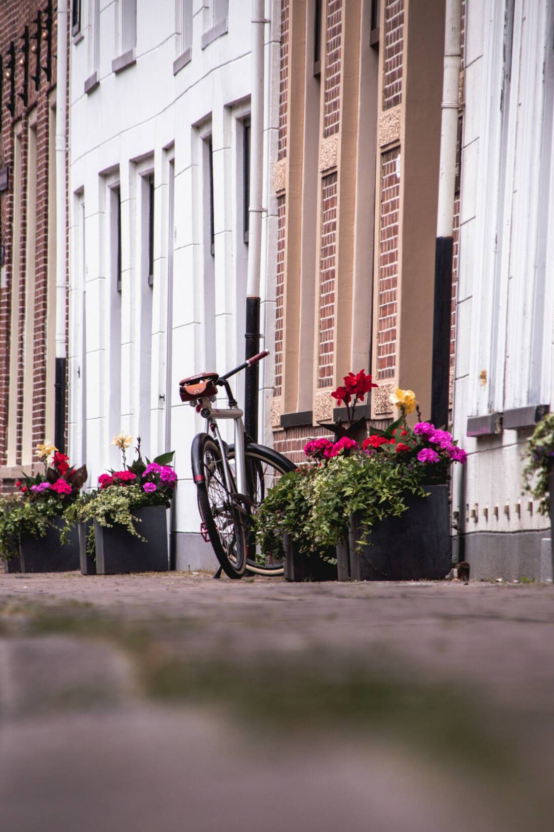 Beeld van een fiets, geparkeerd voor een historisch pand in het centrum
