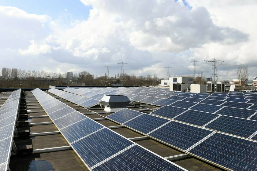 Beeld van een dak vol met zonnepanelen