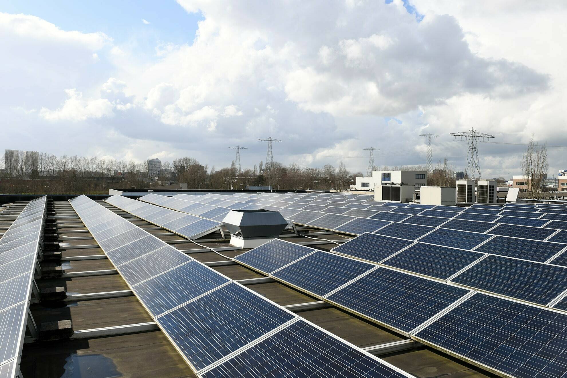 Beeld van een dak vol met zonnepanelen