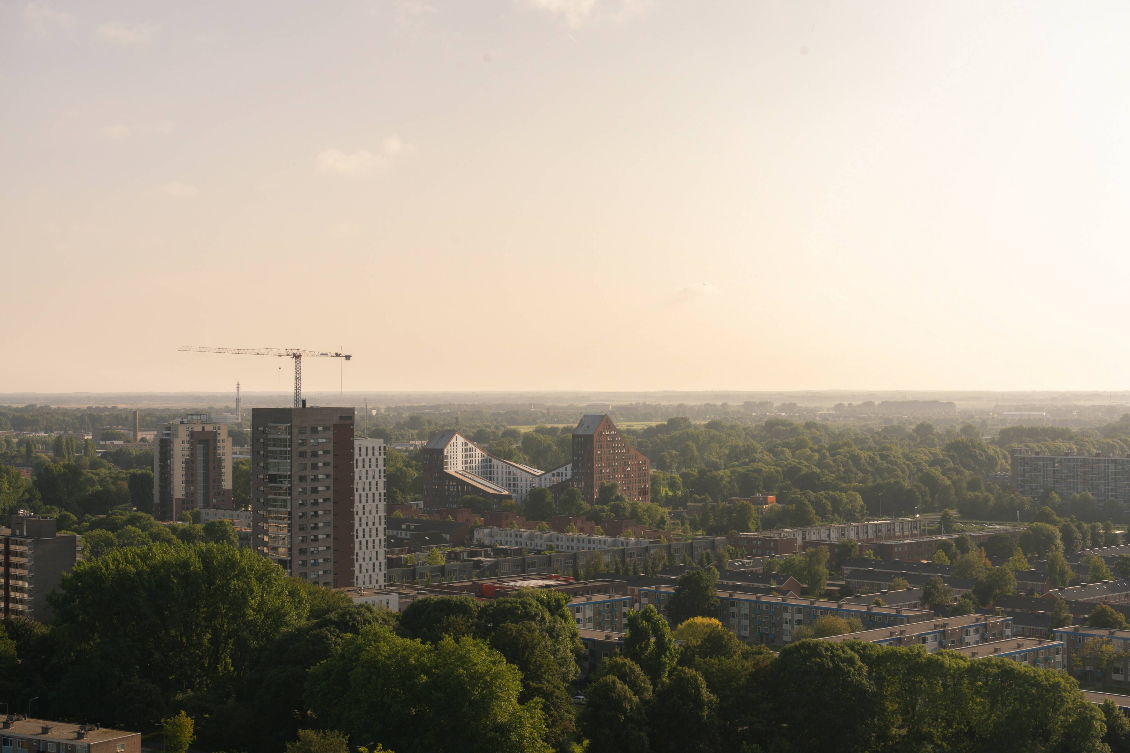 Luchtfoto van de stad Groningen tijdens een ondergaande zon