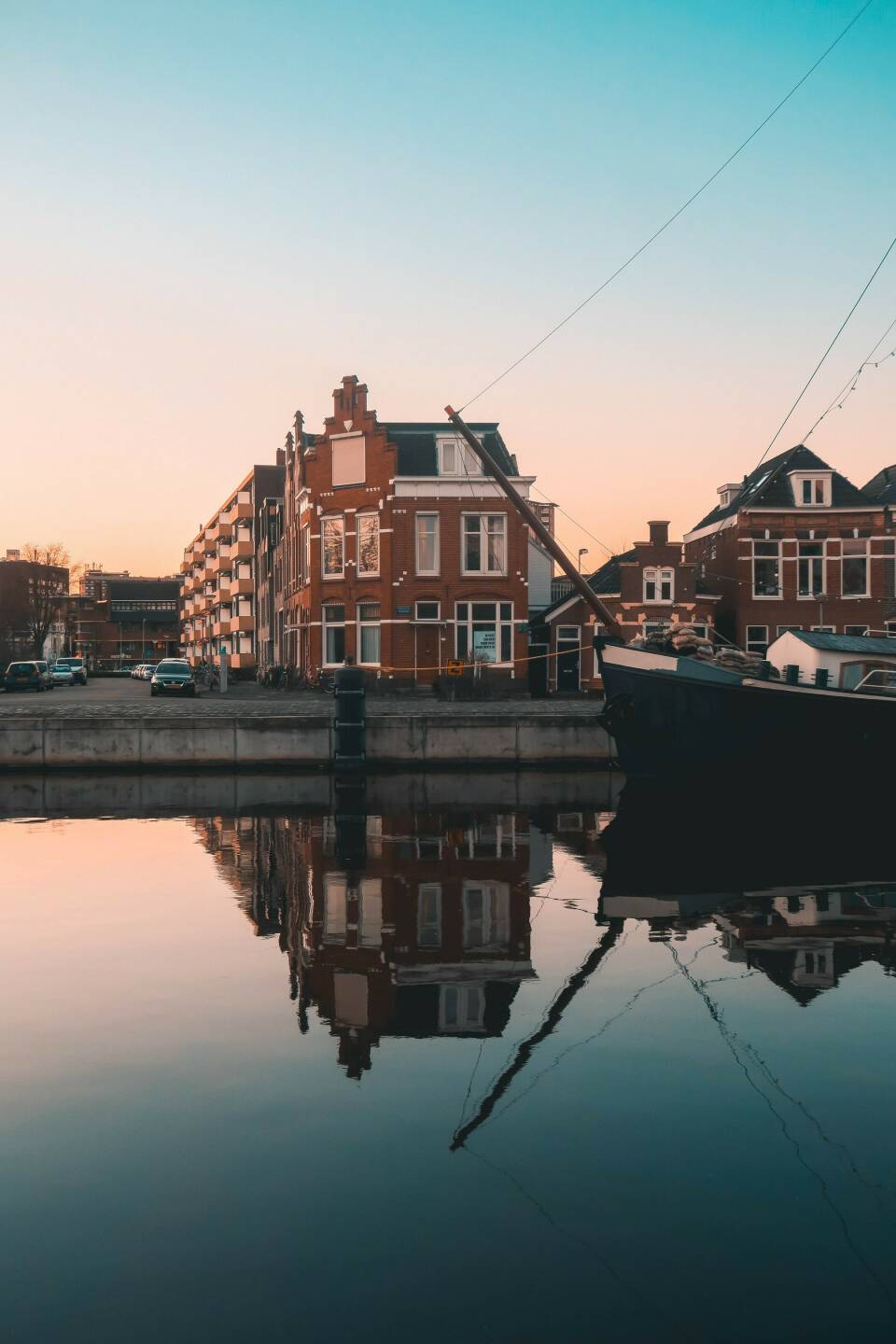 Beeld gebouw langs water