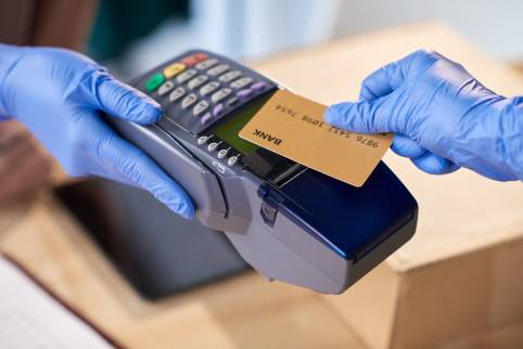 contactless-payment-with-credit-card-tzztfyl-min.jpg