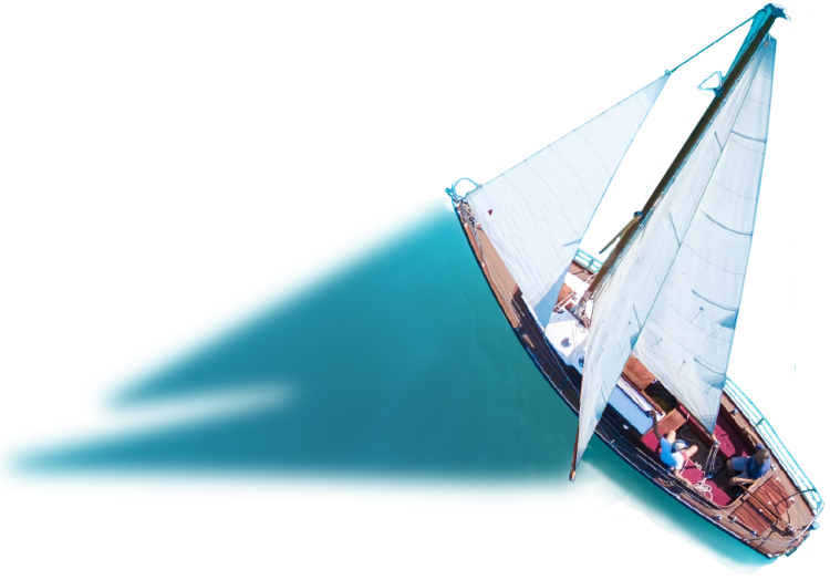Foto-illustratie van zeilboot op zee. De wind, die uit verschillende richtingen komt, wordt gevisualiseerd door teksten met belangrijke thema's in de waterwereld als: klimaatadaptatie, energietransitie en waterkwaliteit.