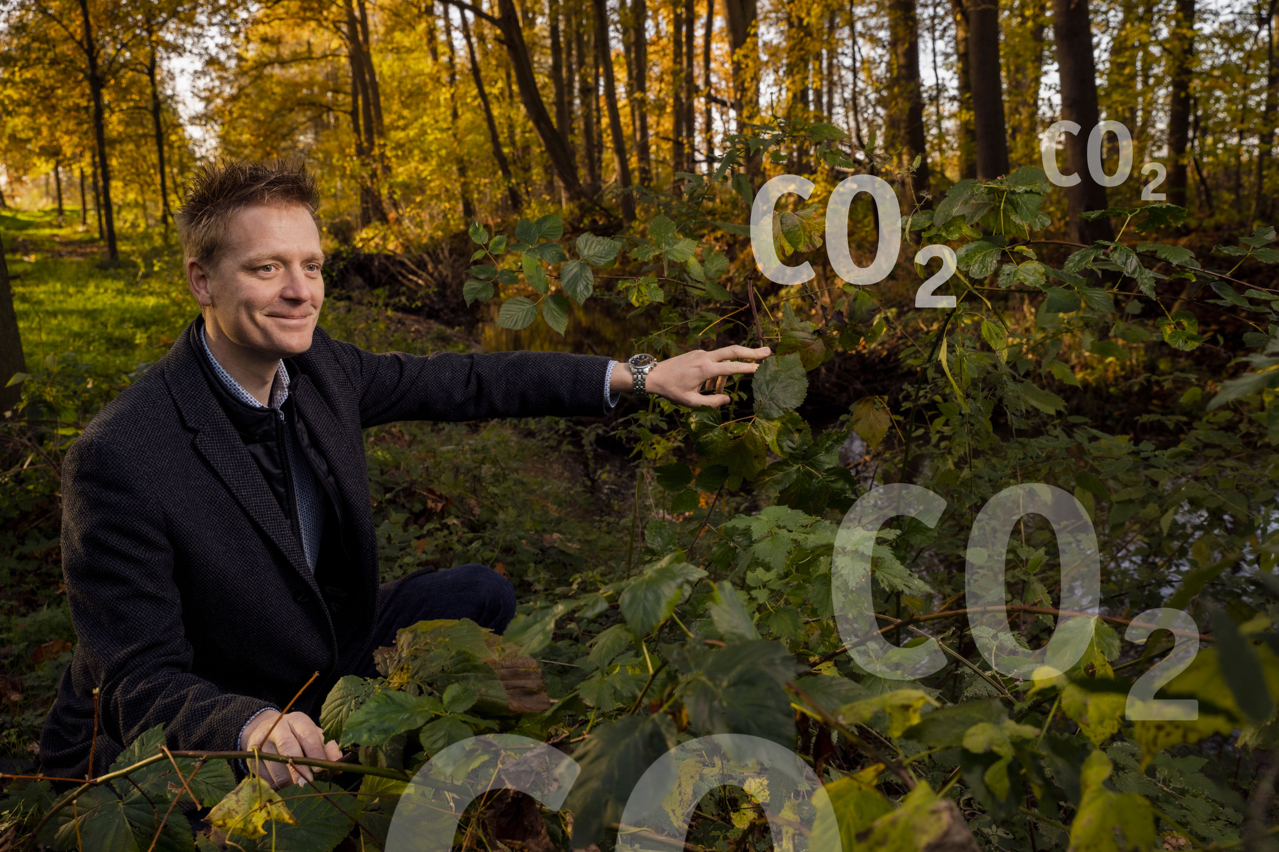 Foto van Boy Possen in een bos. Over de foto heen staan CO2 tekens.