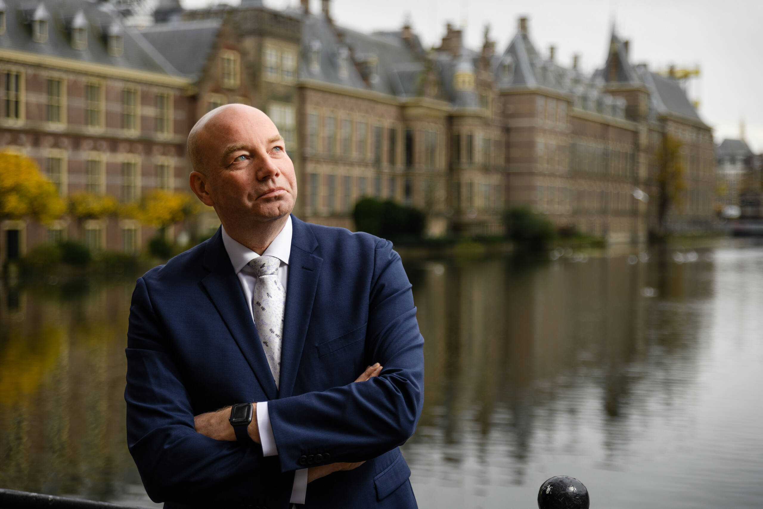 Foto van uniebestuurder Sander Mager voor de Hofvijver in Den Haag