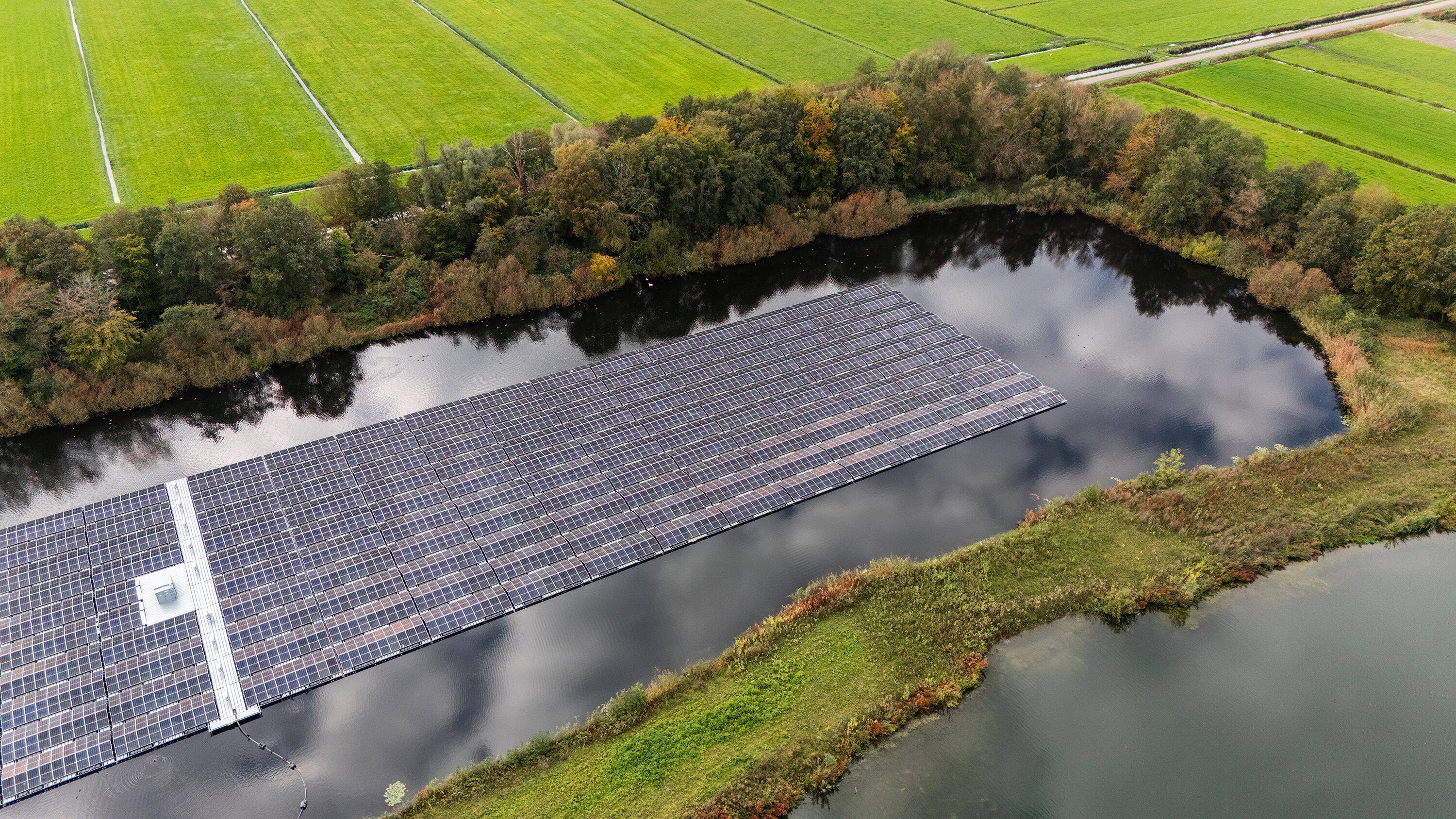 Foto van een drijvend zonnepark in de Hattemerbroek