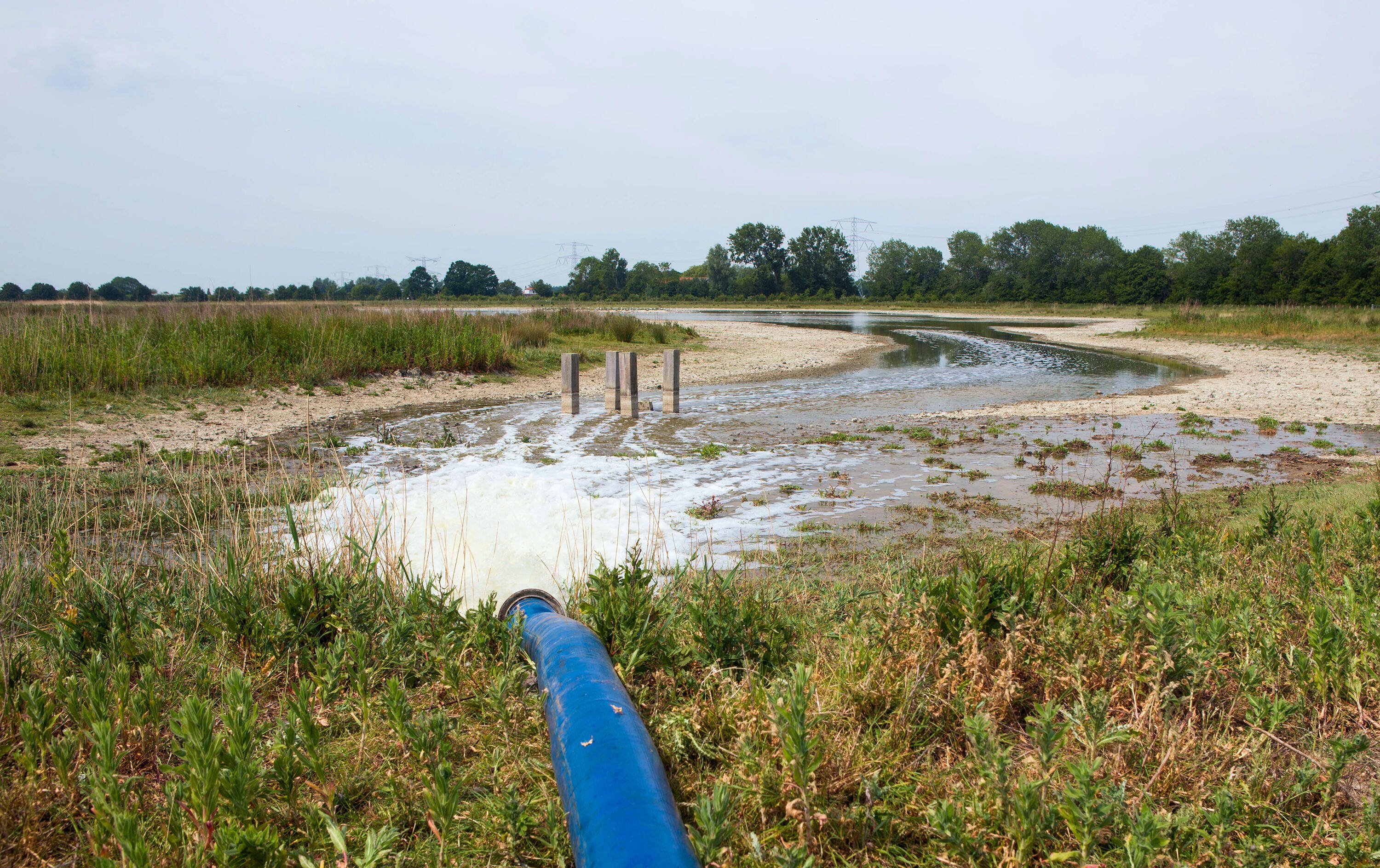 Foto van het inlaten van water van elders in de Hoedekenskerkepolder in Zeeland