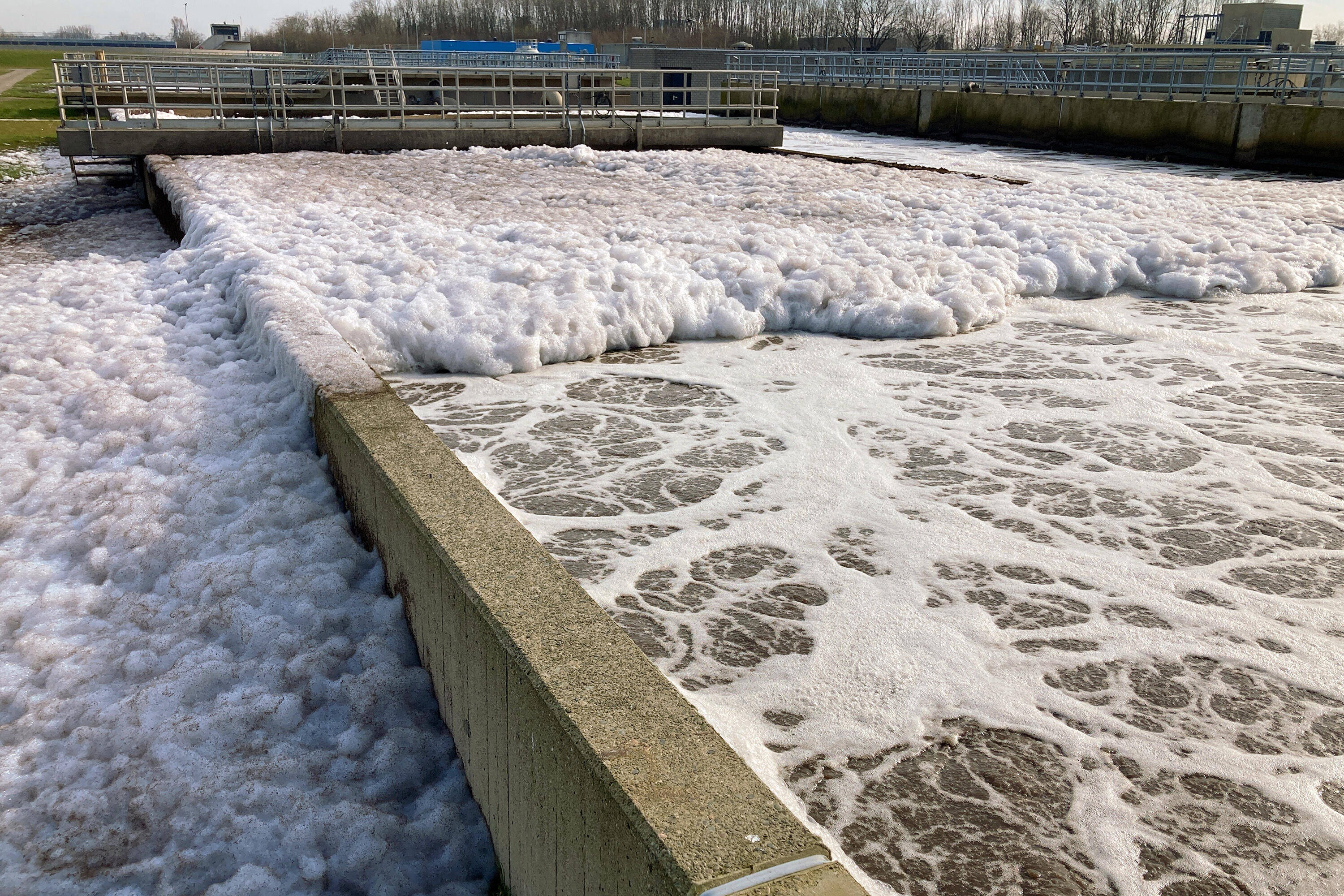 PFAS-schuim bij rioolwaterzuiveringsinstallatie Weurt bij Nijmegen