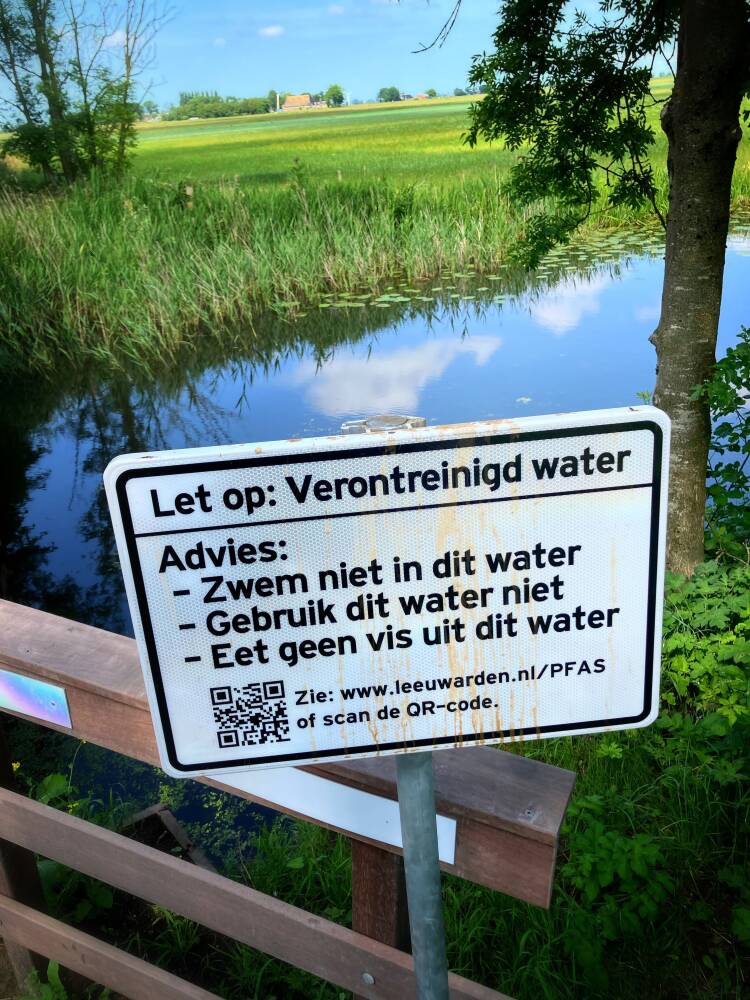 Foto van een waarschuwingsbord bij de met PFAS vervuilde Jelsumer Feart in Friesland
