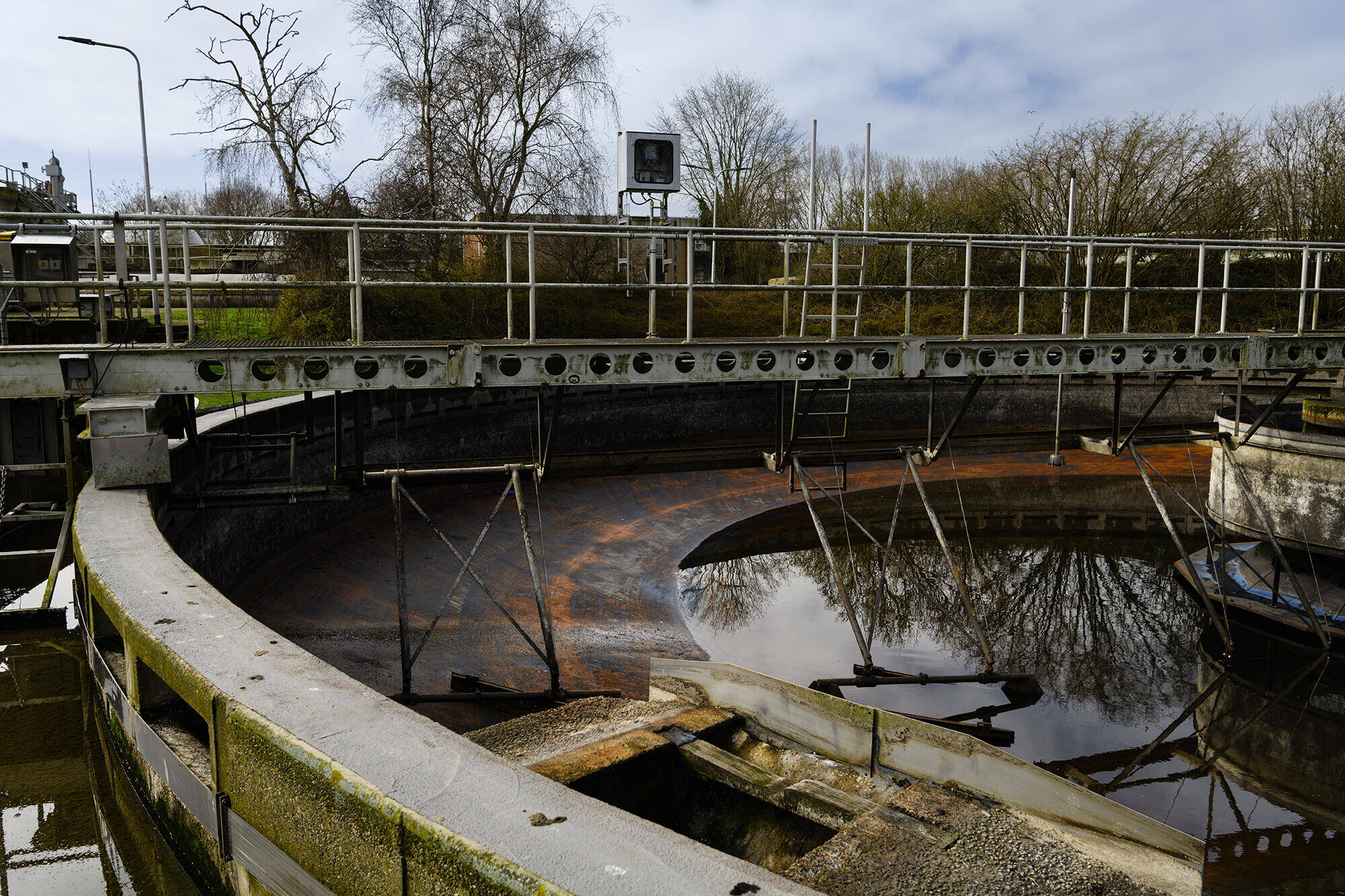 Op de cover een afbeelding van een Nederlands landschap waarboven drones vliegen die informatie over het landschap ophalen.