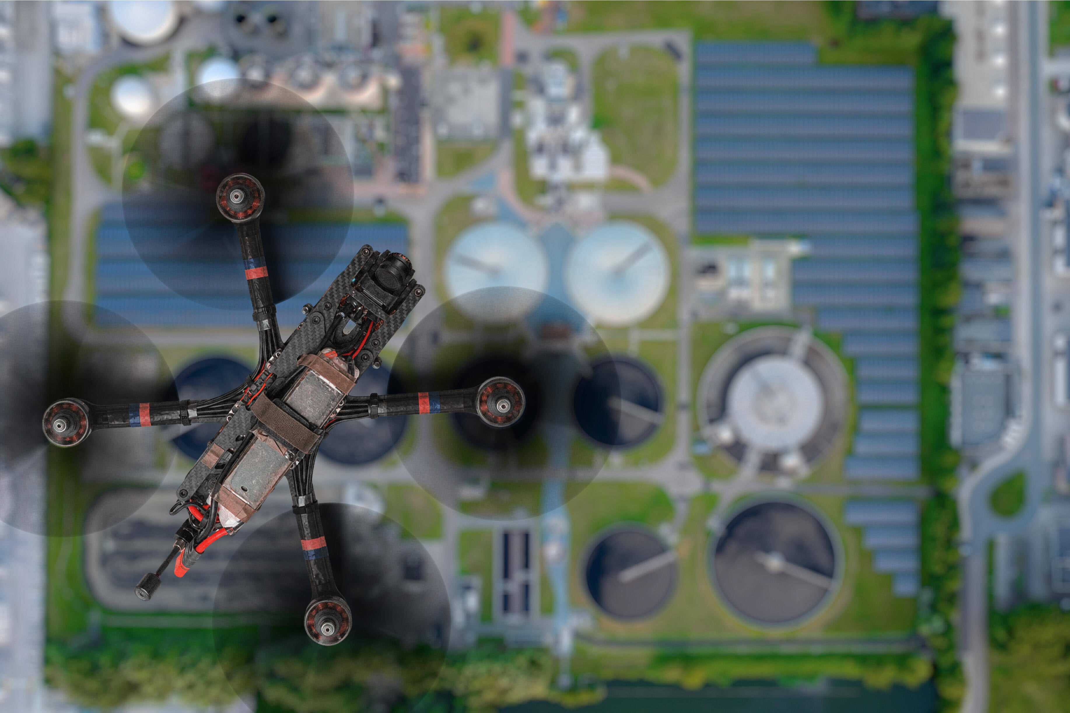De cover toont een rwzi waarboven een bewapende drone vliegt