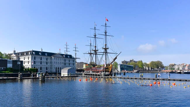 Gebouw van het Scheepvaartmuseum met het herbouwde VOC-schip ‘Amsterdam’