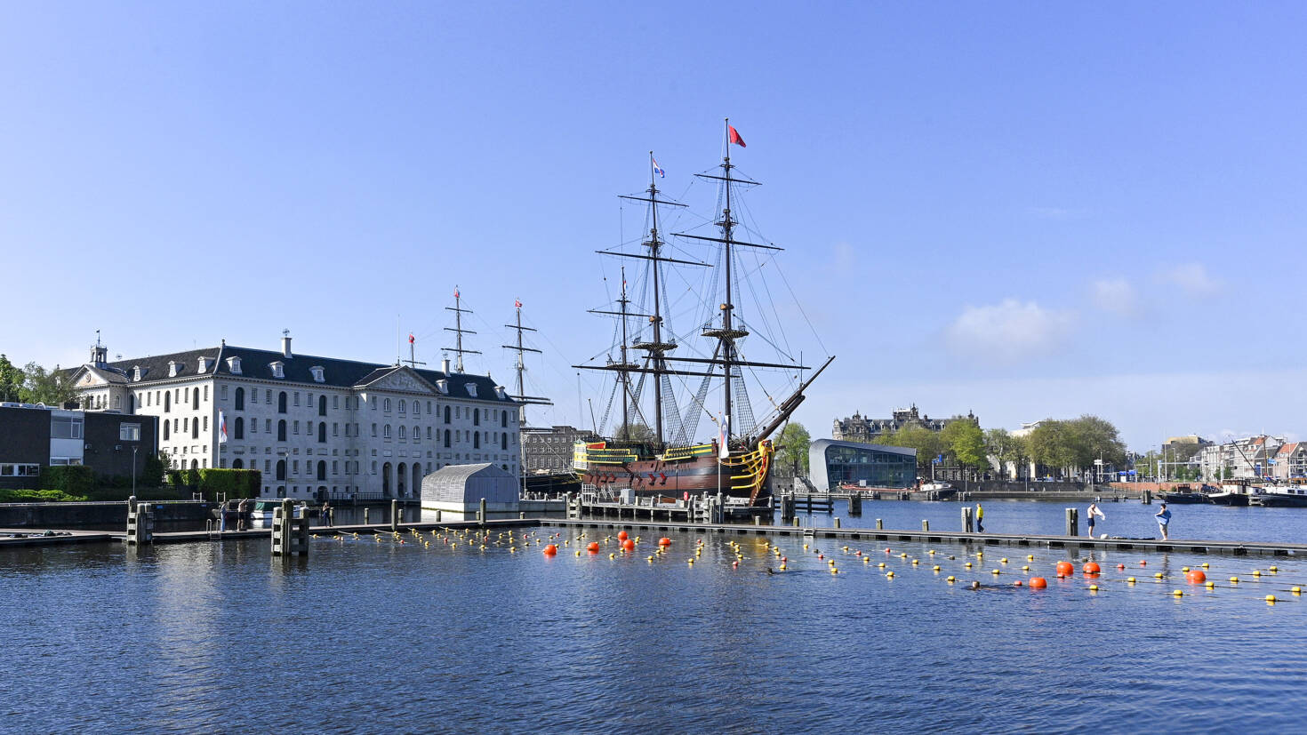 Gebouw van het Scheepvaartmuseum met het herbouwde VOC-schip ‘Amsterdam’