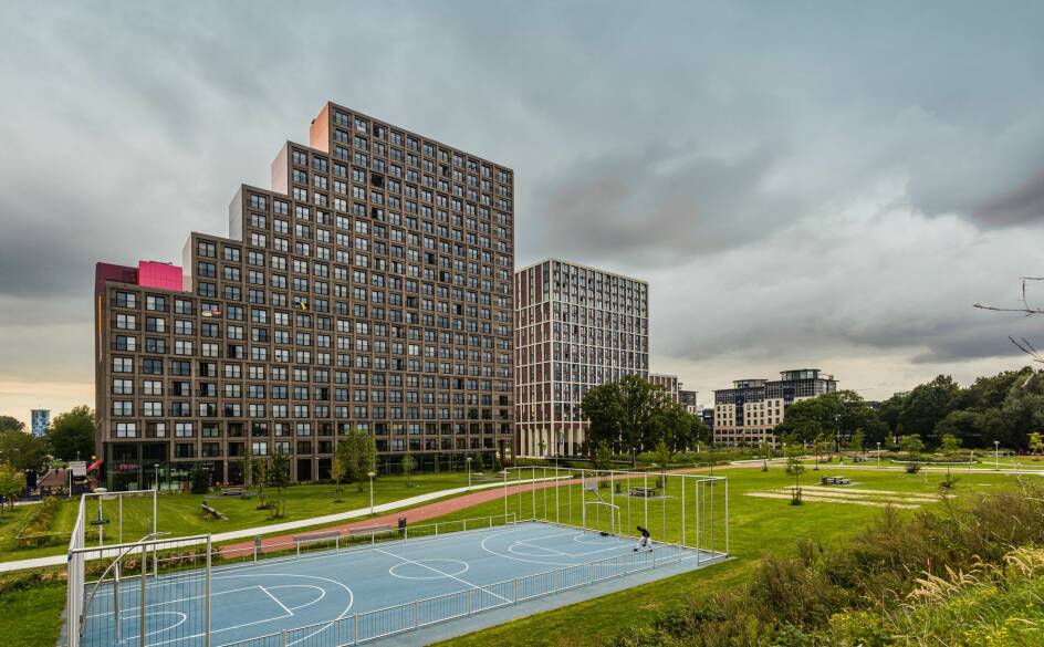 Sfeerfoto van Amstel 3, met een sportveld en fietspaden