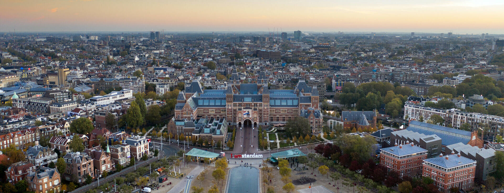 Luchtfoto Amsterdam met op de voorgrond het Rijksmuseum