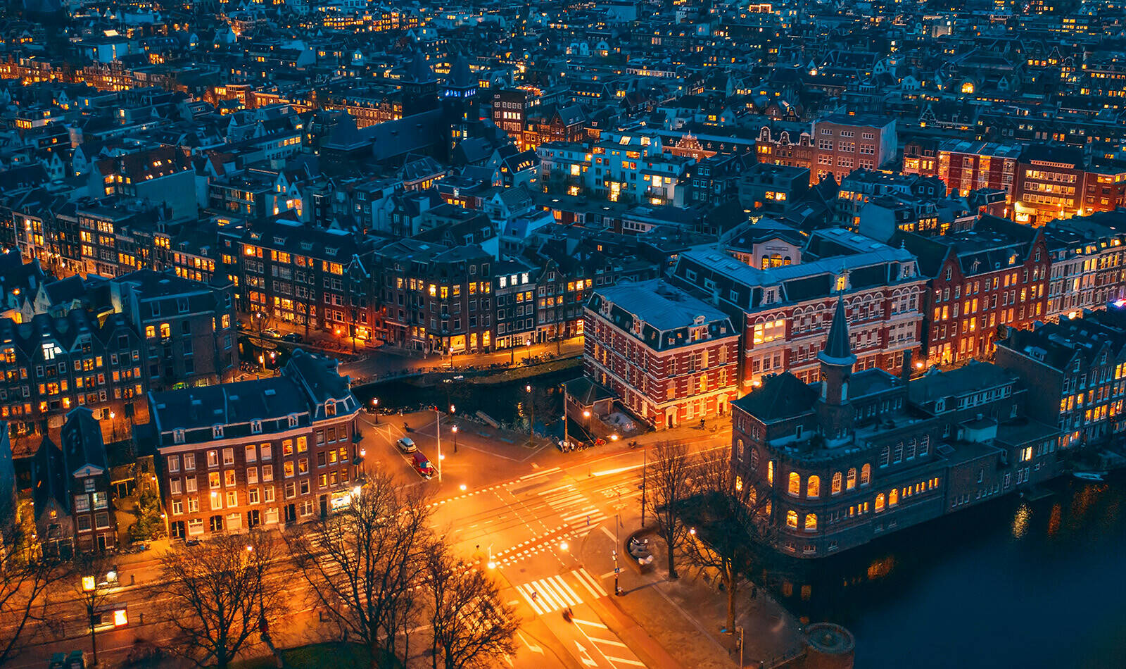 Luchtfoto van Amsterdam bij nacht