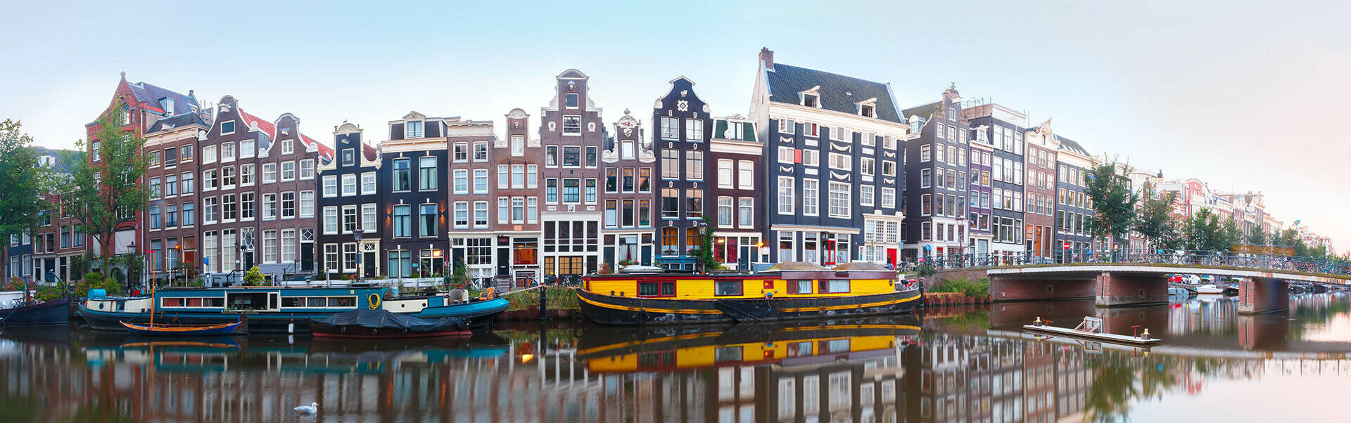 Panoramafoto van een gracht in Amsterdam