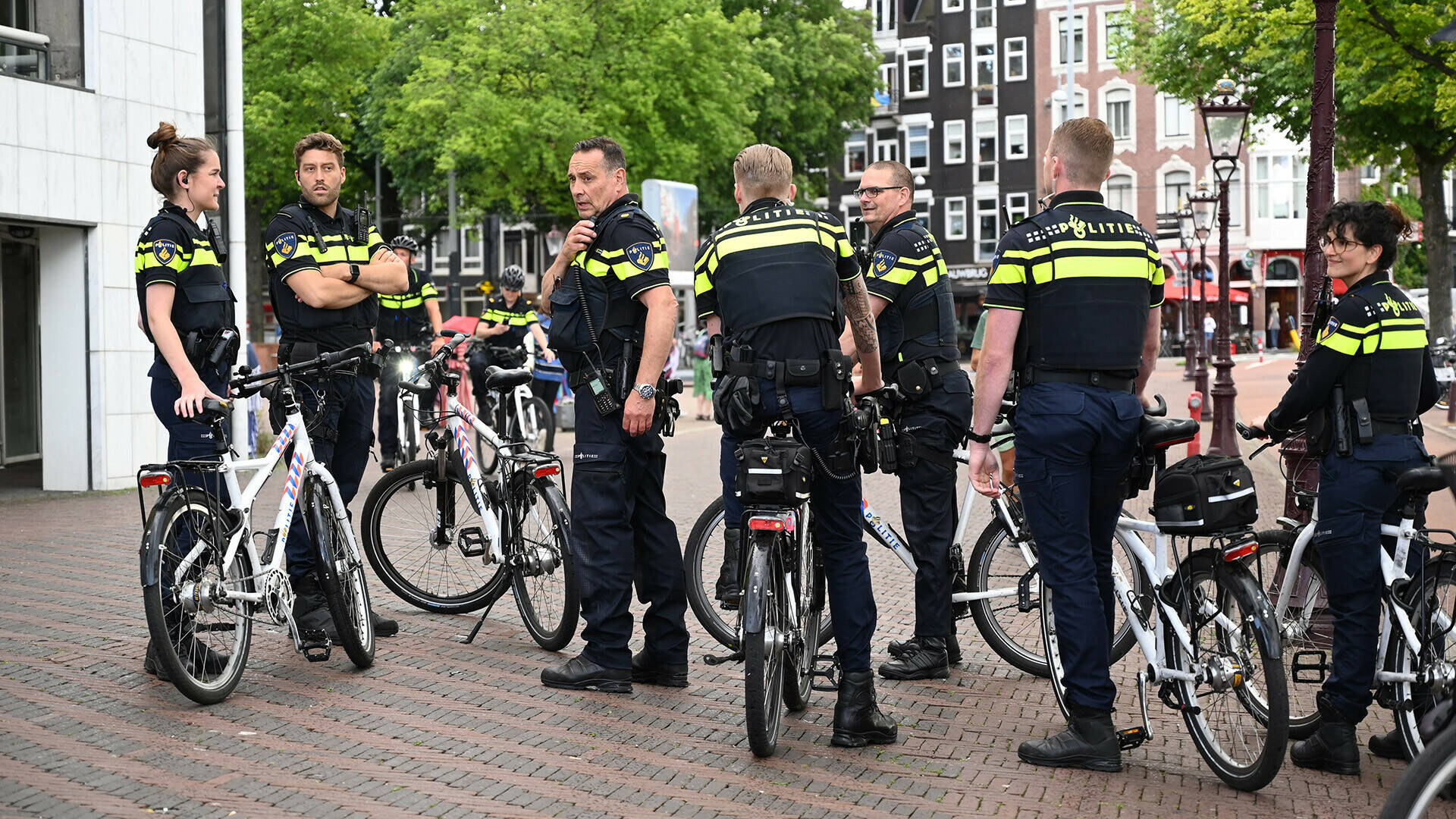 Groepje agenten op een plein op de fiets