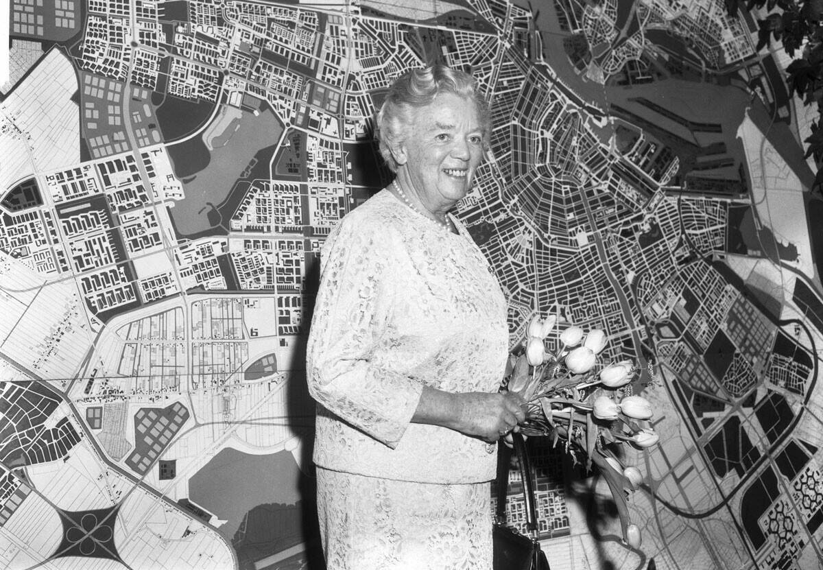 Jacoba Mulder voor een plattegrond van Amsterdam, historische foto