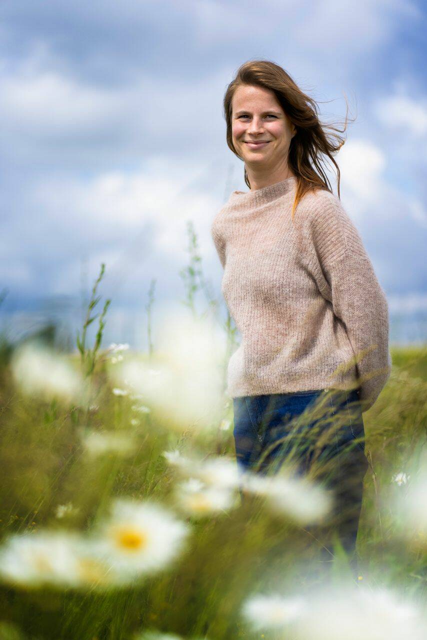 Portret Ziega van der Berk tussen bloemen