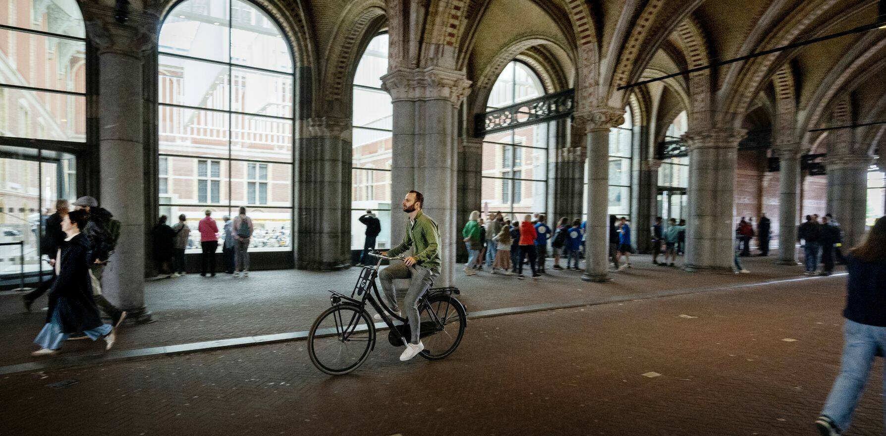 Passage Rijksmuseum, ontwerp gebouw Cruz i Ortiz. Ontwerp openbare ruimte: R en D Amsterdam.