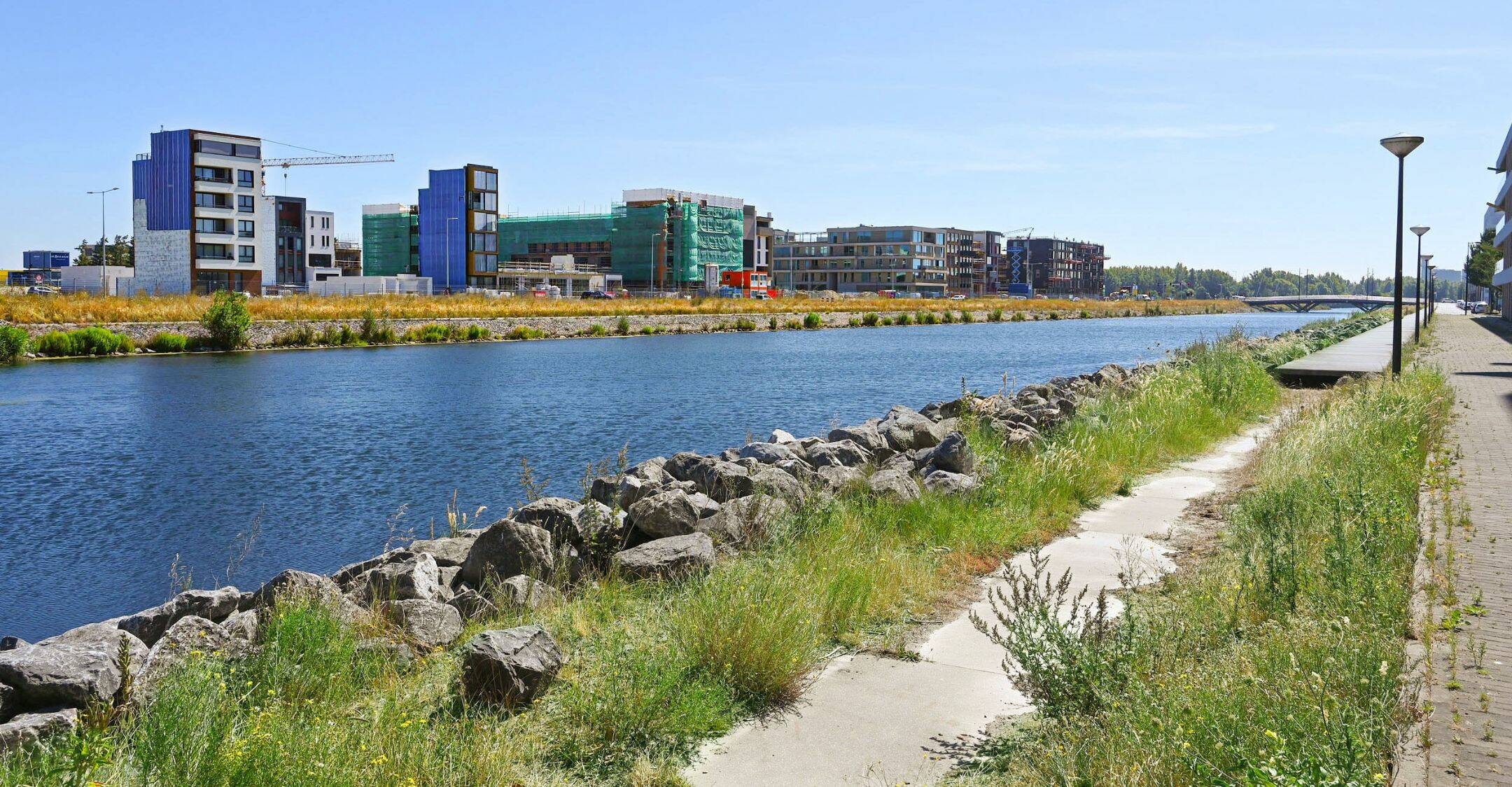 Centrumeiland gezien vanaf de Wim Noordhoekkade. In 2025 wordt de laanbeplanting langs de Muiderlaan aangeplant.