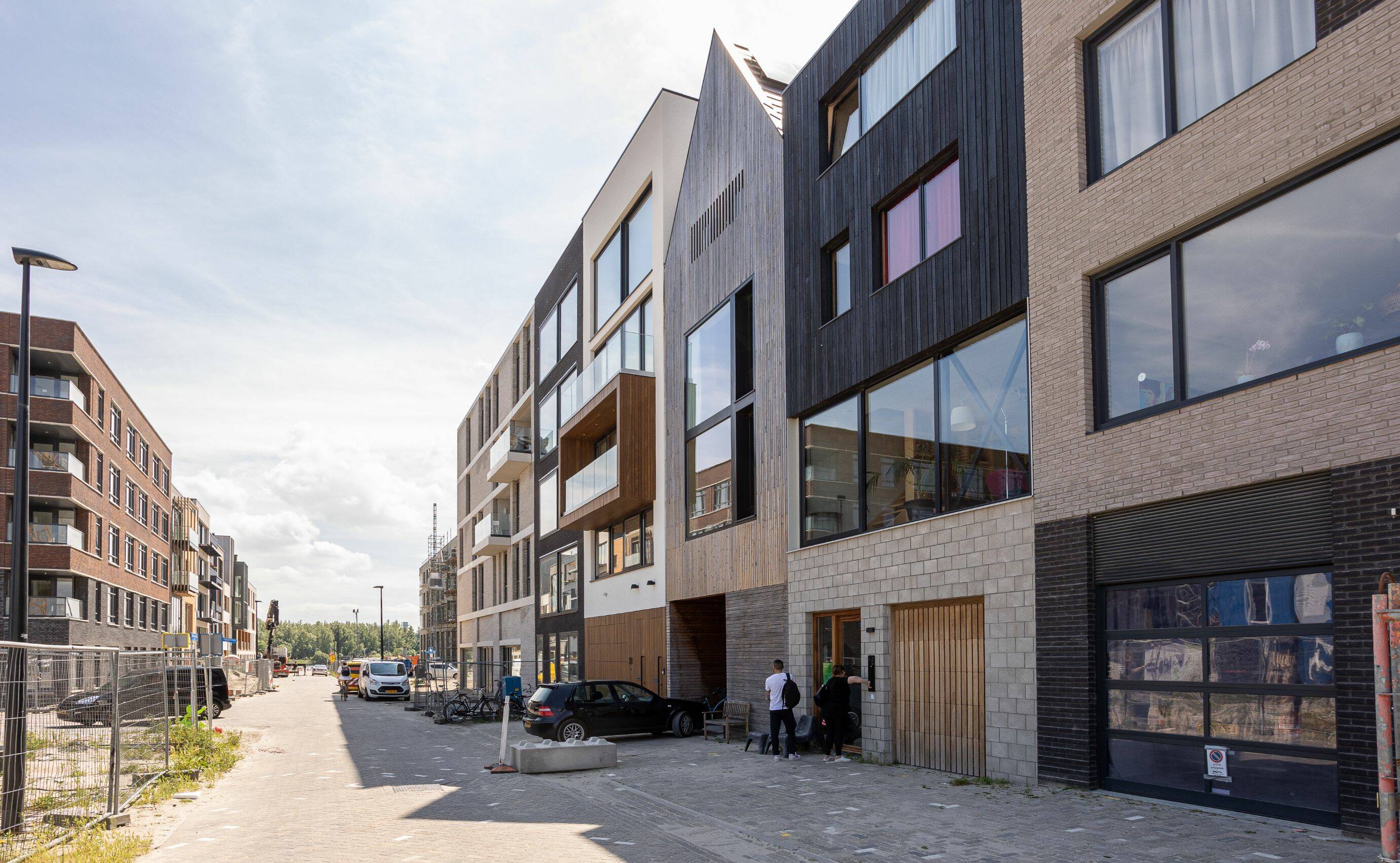 Gamerenstraat, Centrumeiland IJburg. De zelfbouw nadert zijn voltooiing, dit jaar wordt de defintieve maaiveldinrichting uitgevoerd. Vanuit alle straten op Centrumeiland is zicht op het water en het landschap. De Gamerenstraat kijkt uit op de Diemervijfhoek.