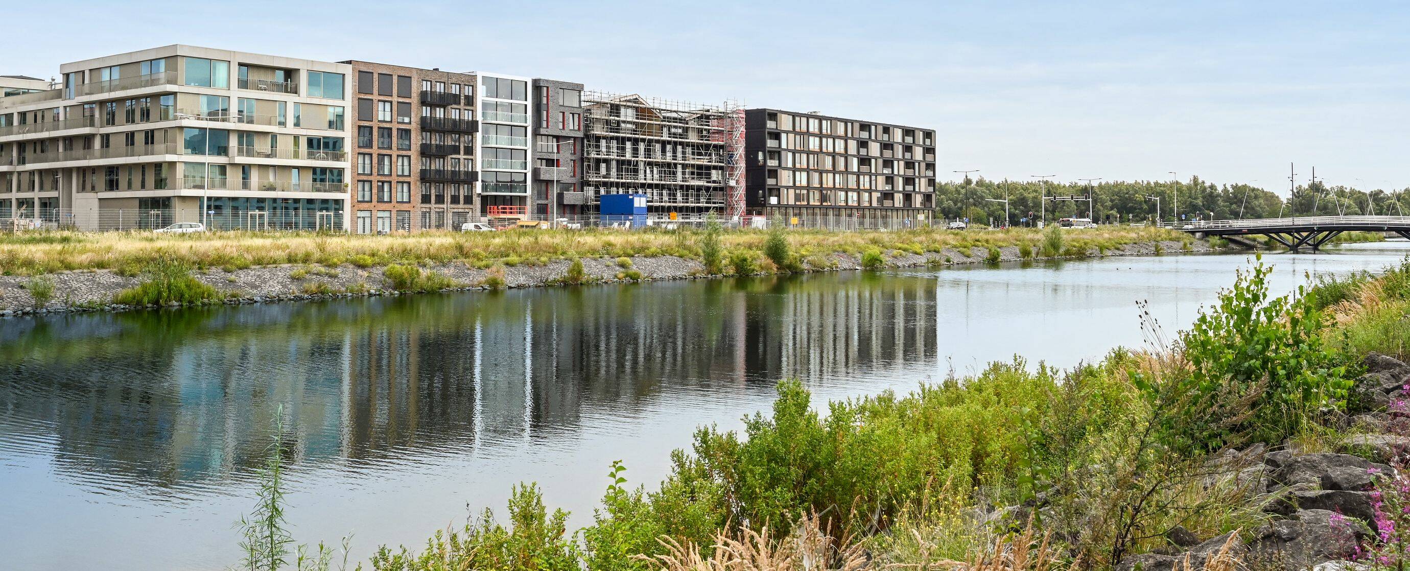 Centrumeiland gezien vanaf de Wim Noordhoekkade. In 2025 wordt de laanbeplanting langs de Muiderlaan aangeplant.