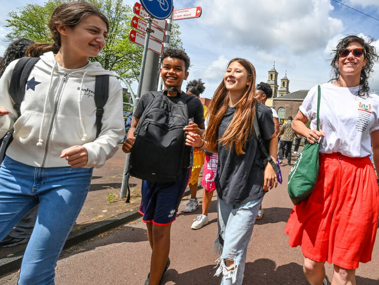 Mensen op zonnige dat aan het wandelen