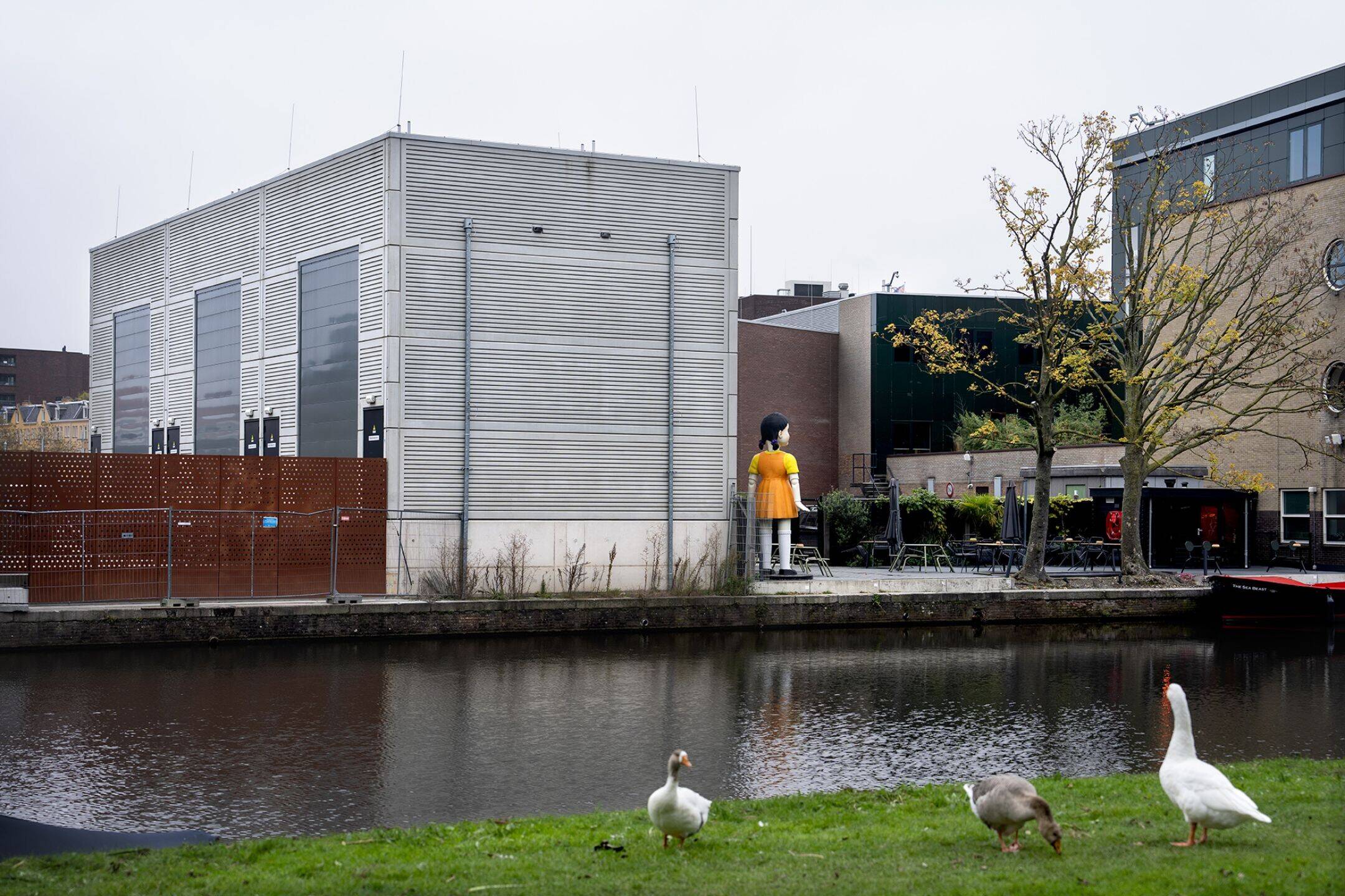 Het vernieuwde elektriciteitsstation aan de Karperweg. Het station zorgt ervoor dat Amsterdam-Zuid en het noordelijke puntje van de Zuidas van stroom worden voorzien.