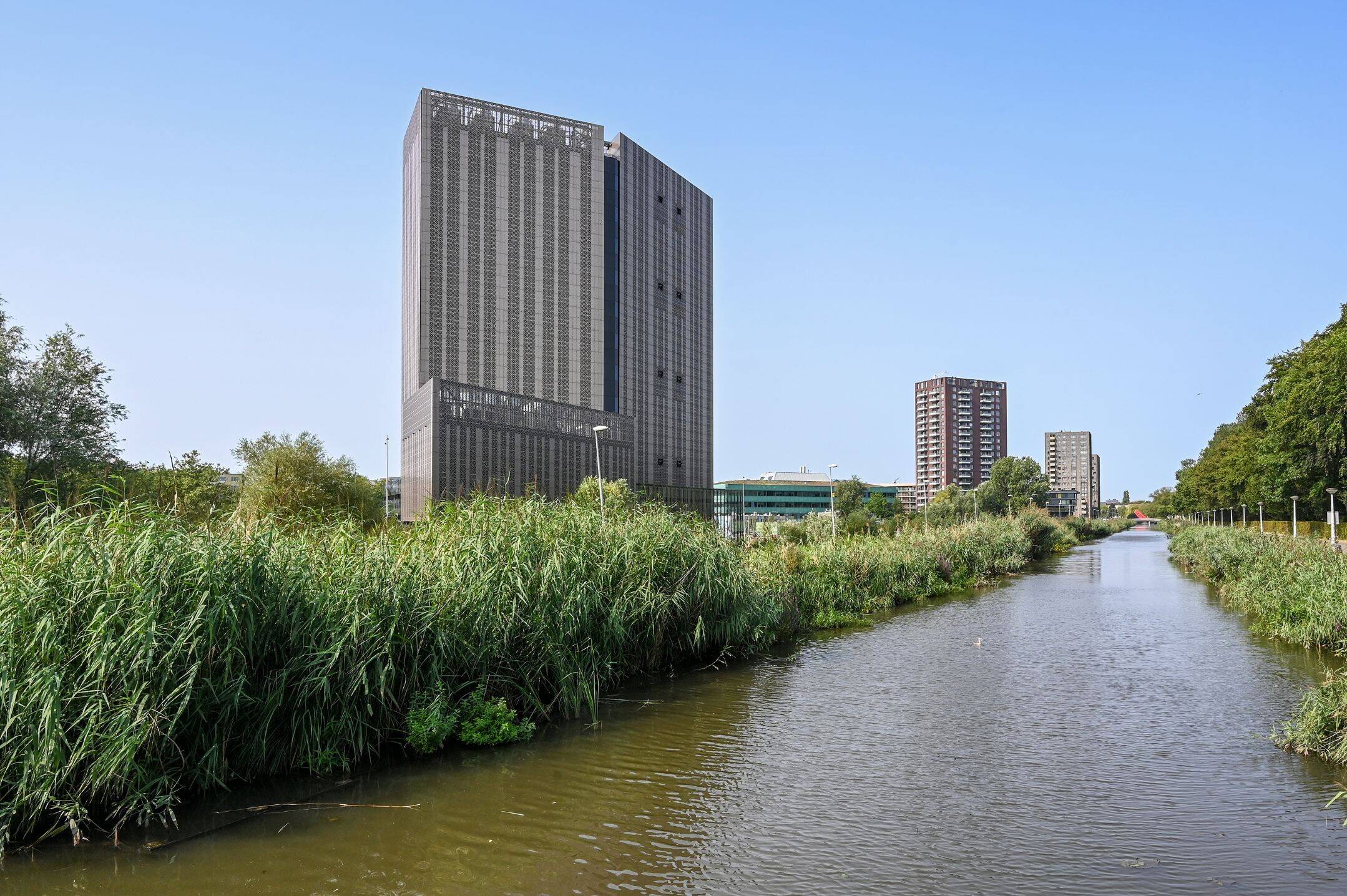 Datacentrum van het Sciencepark aan de Ringvaart. Datacenters hebben flinke impact op de netcapaciteit (ca 19% in 2050).