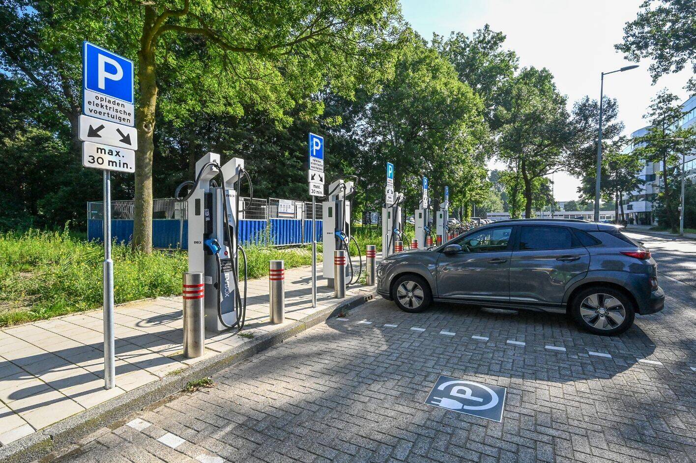 Auto aan een laadpaal. Elektrische auto’s kunnen als batterij gebruikt worden.