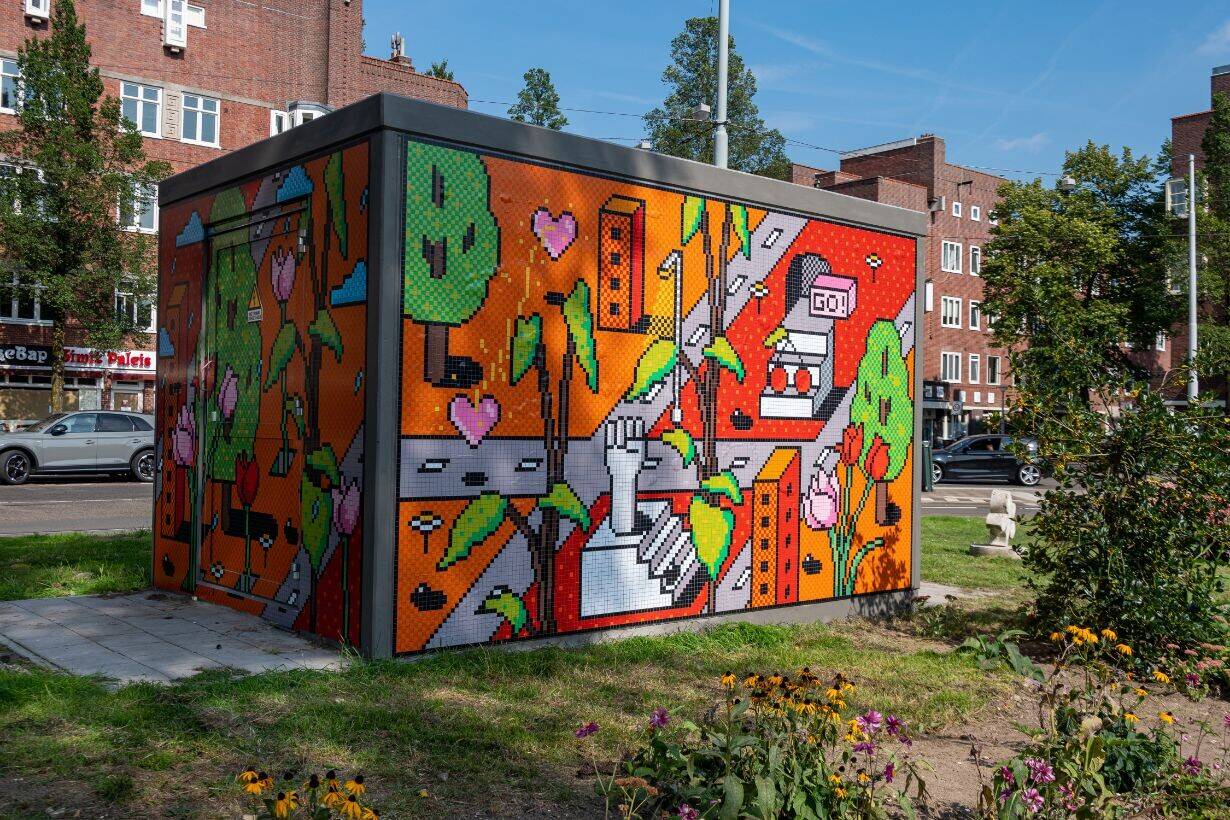 Transformatorhuisje bij Hoofddorplein, dat op verzoek van de buurt is voorzien van kleurige muurkunst: ‘Empower yourself’, oftewel ‘Versterk jezelf’.