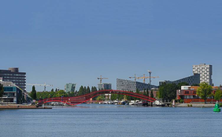 Zicht op de Phytonbrug tussen Borneo en Sporenburg.