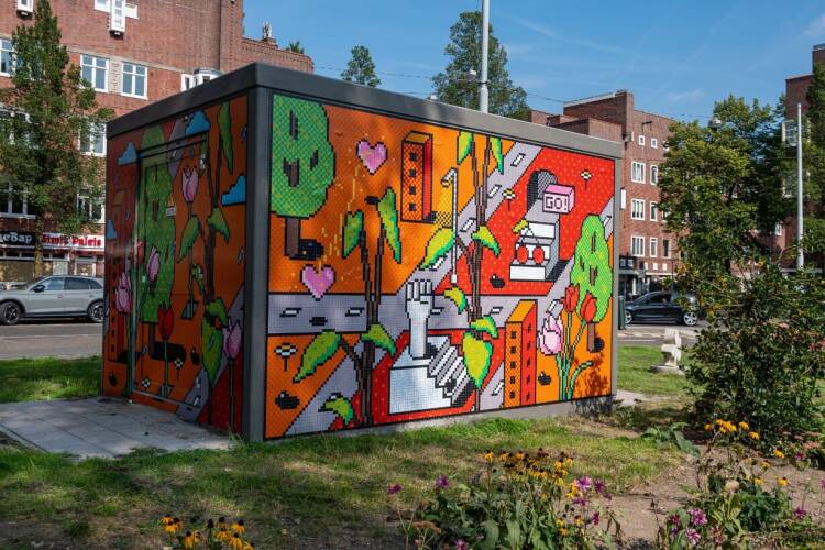 Transformatorhuisje bij Hoofddorplein, dat op verzoek van de buurt is voorzien van kleurige muurkunst: ‘Empower yourself’, oftewel ‘Versterk jezelf’.