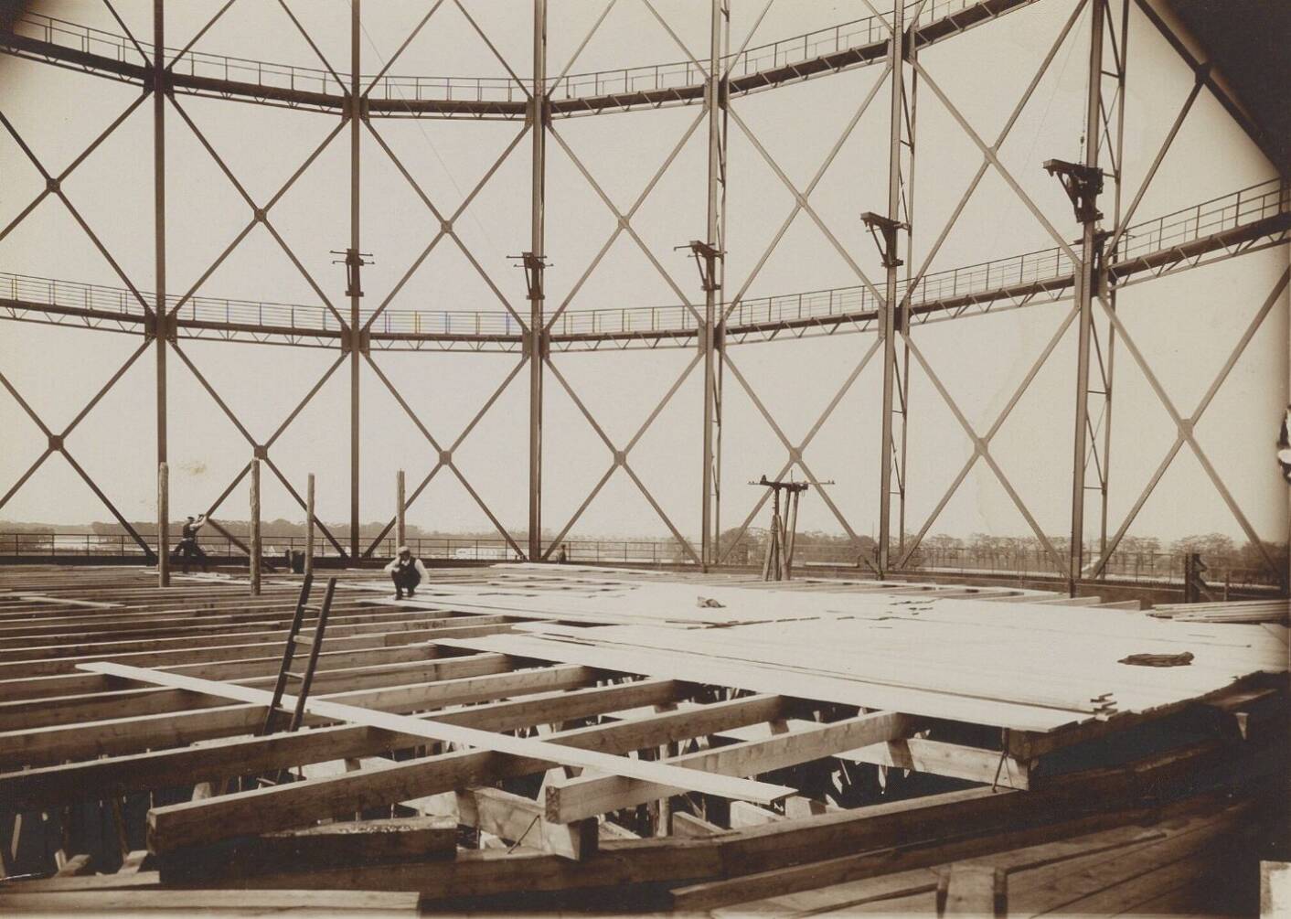 Bouw van de gashouder van de Zuidergasfabriek op de Korte Ouderkerkerdijk. 
Foto: Stadsarchief Amsterdam