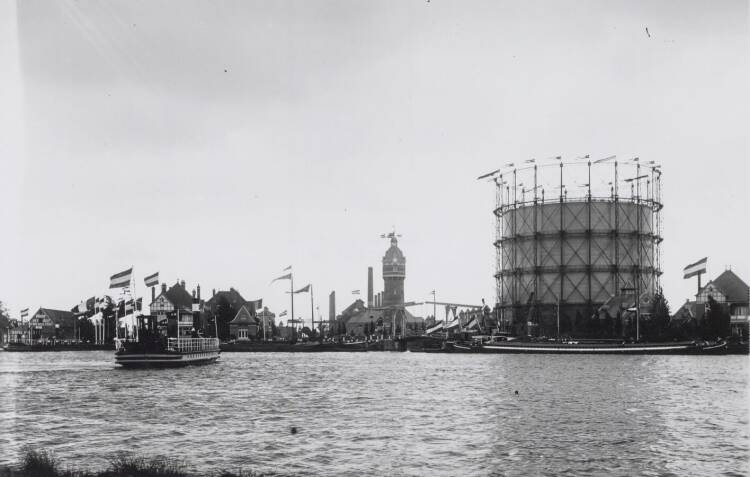 De Amstel met veerpont en de Zuidergasfabriek gezien vanaf de Amsteldijk in 1912. 
Foto: Stadsarchief Amsterdam